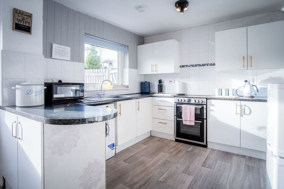 House (3 Bedrooms) | Private kitchen | Microwave, oven