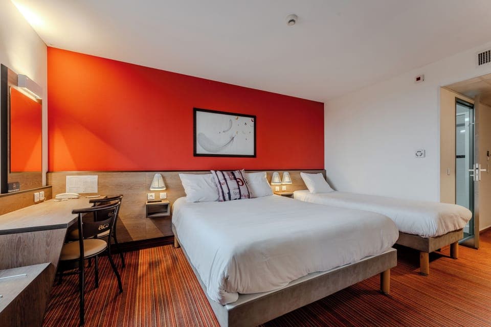 Quadruple Room | Desk, soundproofing, free WiFi, bed sheets