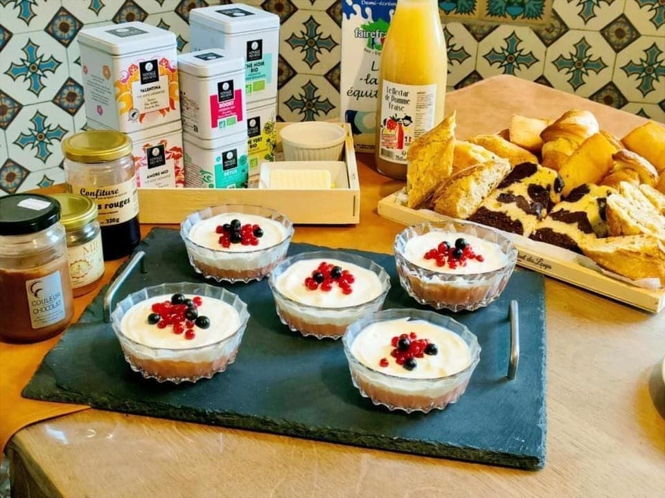 Daily cooked-to-order breakfast (EUR 9.50 per person)