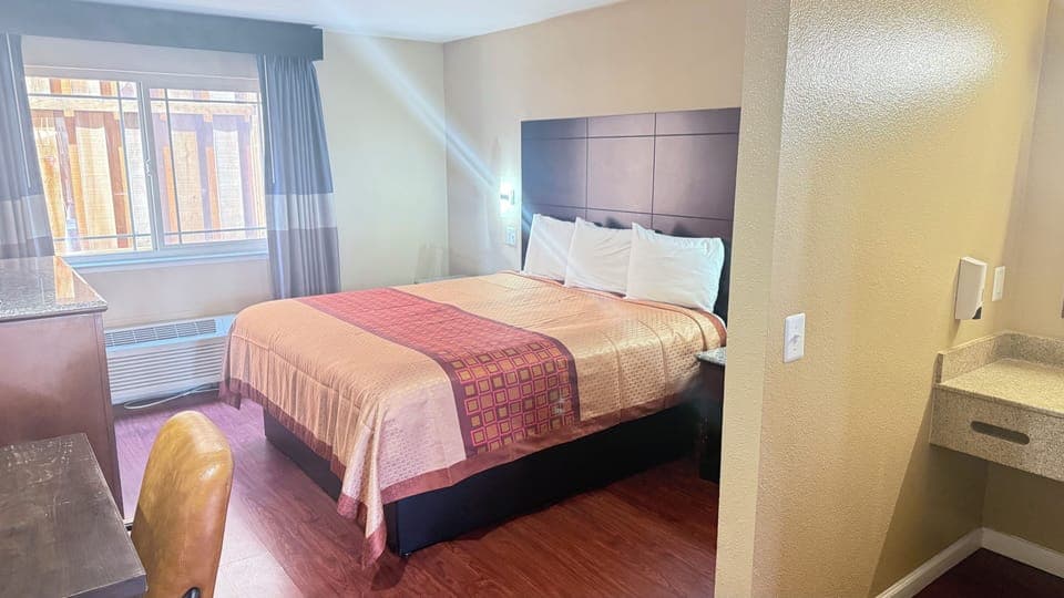 Standard Room, 1 King Bed | Desk, free WiFi, bed sheets