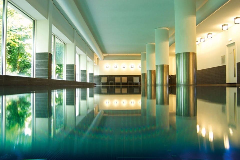 Indoor pool, sun loungers