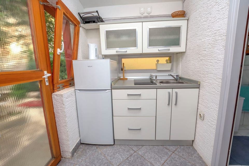 Studio (A1) | Private kitchen | Fridge, stovetop, electric kettle, cookware/dishes/utensils