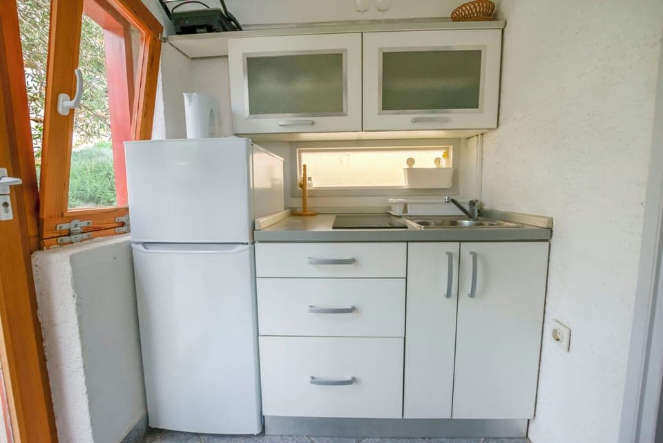Studio (A1) | Private kitchen | Fridge, stovetop, electric kettle, cookware/dishes/utensils