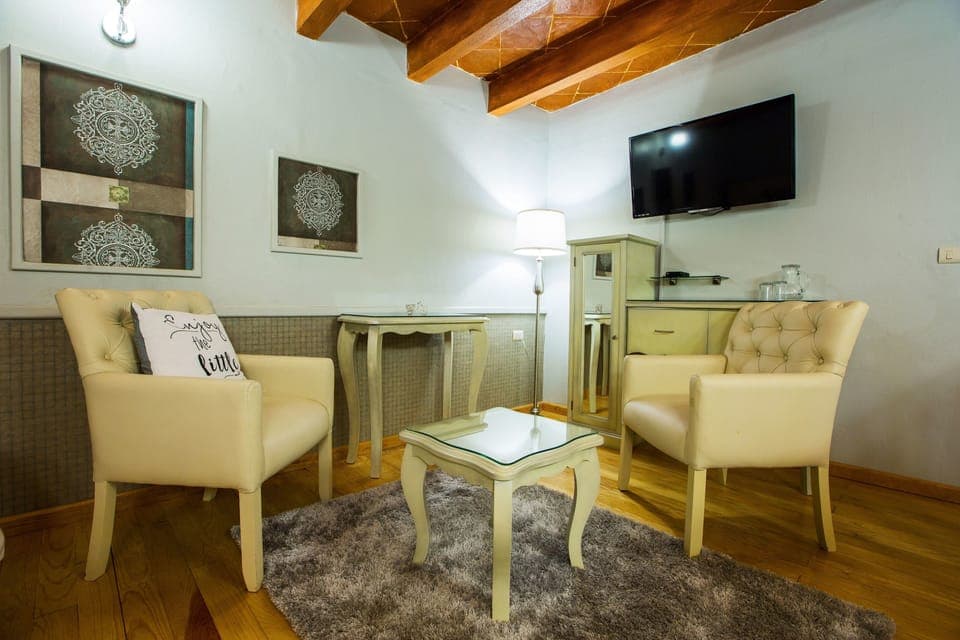 Master Suite | Living area | 32-inch LED TV with digital channels, Smart TV