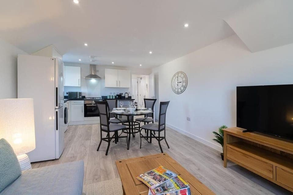 Apartment, 1 Bedroom | Dining room