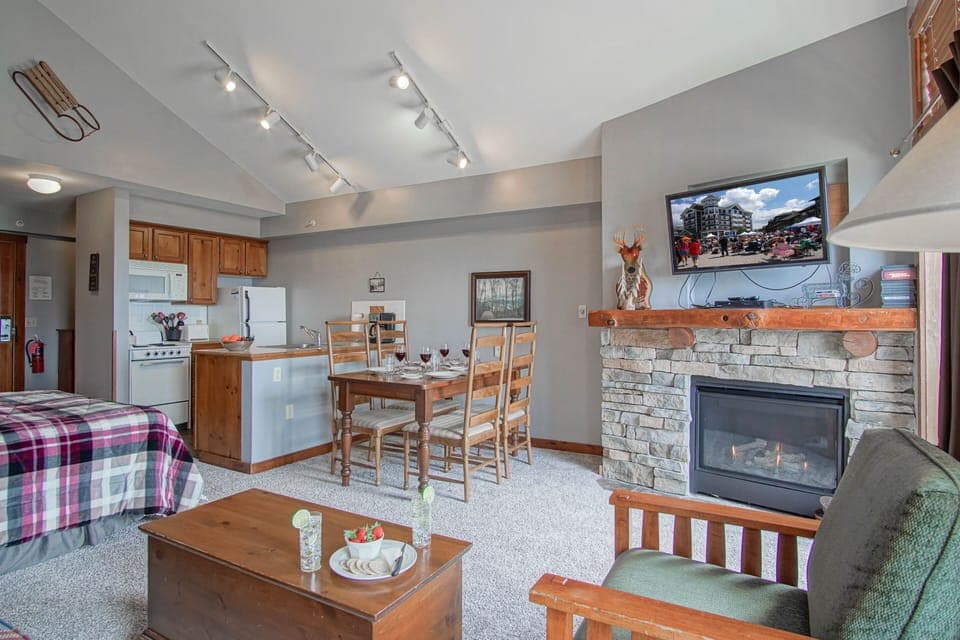 Condo, 1 Queen Bed with Sofa bed, Pool Access, Mountain View (1 Br Studio: Rimfire 406) | Interior