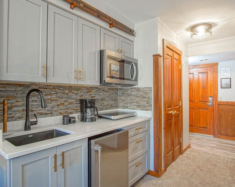 Condo, 1 King Bed with Sofa bed, Hot Tub, Mountain View (1 Br Junior Studio: Rimfire 421) | Private kitchen