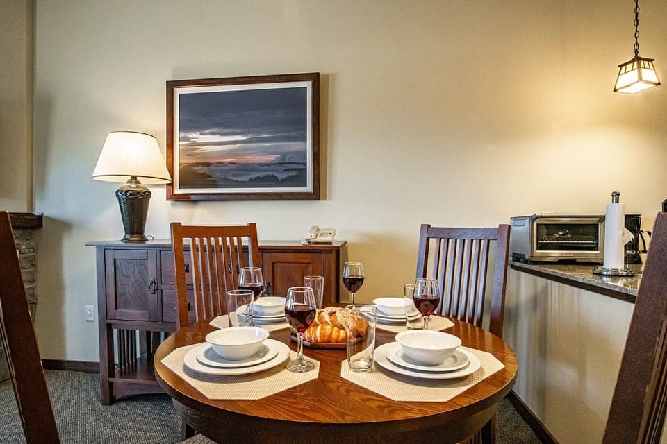 Condo, 1 Queen Bed with Sofa bed, Hot Tub, Mountain View (1 Br Studio: Soaring Eagle 414) | Dining
