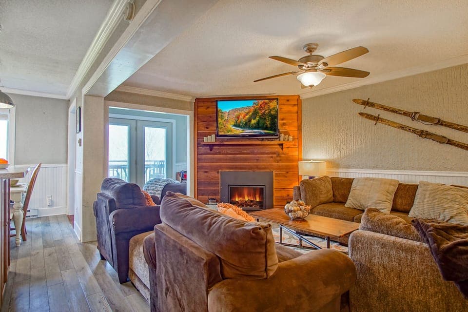Condo, Multiple Beds, Patio, Mountain View (3 Br: Summit 107 B) | Living area