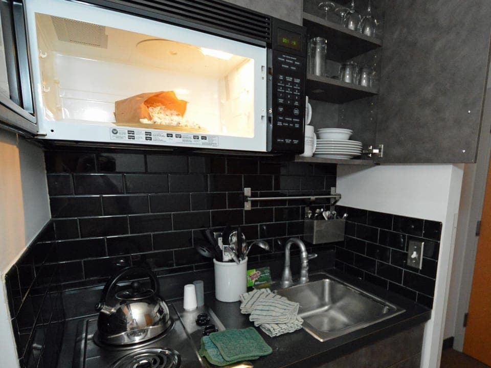 Apartment, 1 King Bed with Sofa bed, Pool Access (1 Br Junior Studio: Expedition Statio) | Private kitchen