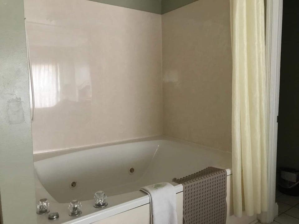 Combined shower/tub, hydromassage showerhead, free toiletries, towels