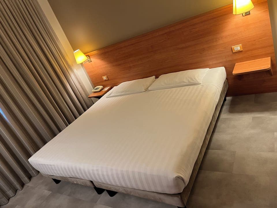 Standard Double Room | Minibar, in-room safe, desk, iron/ironing board