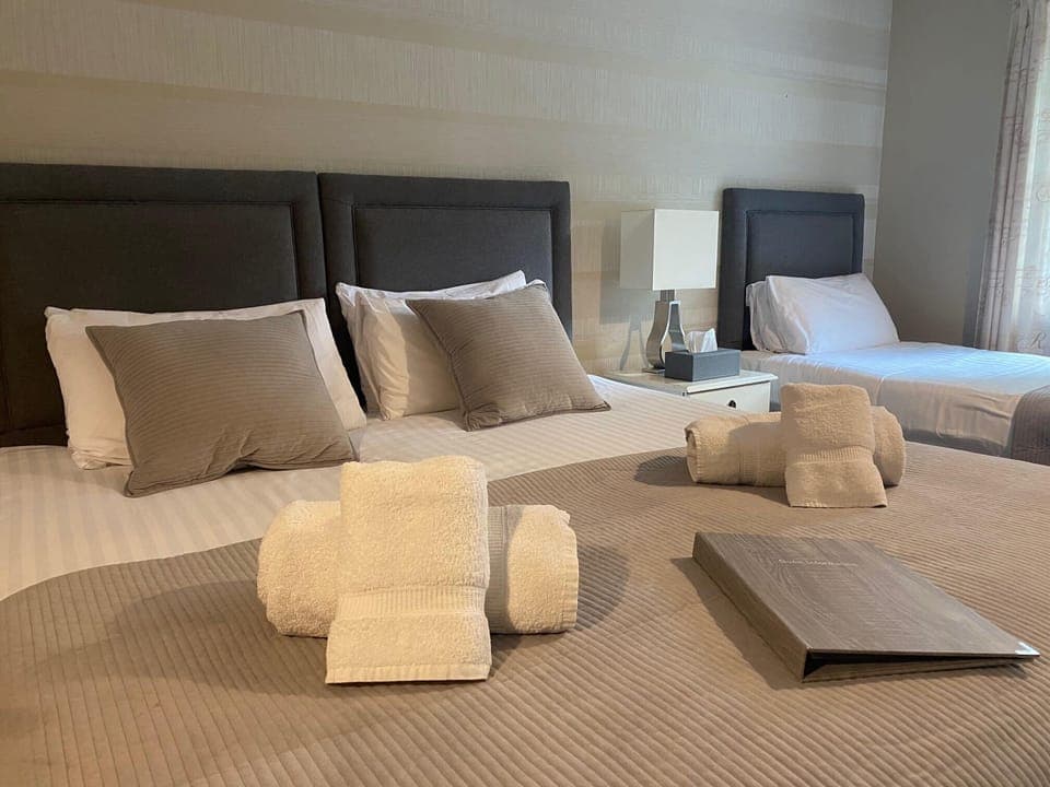 Suite, Ensuite | Iron/ironing board, free WiFi