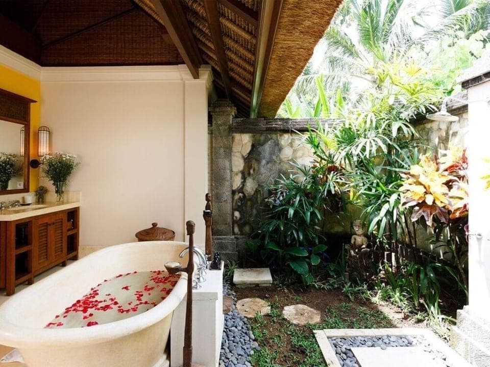 Villa, 5 Bedrooms, Beachfront | Property grounds