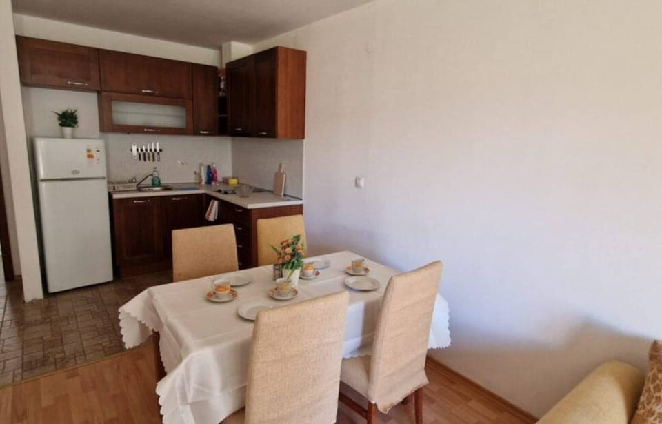 Apartment, 2 Bedrooms, Smoking, Fireplace | Dining room