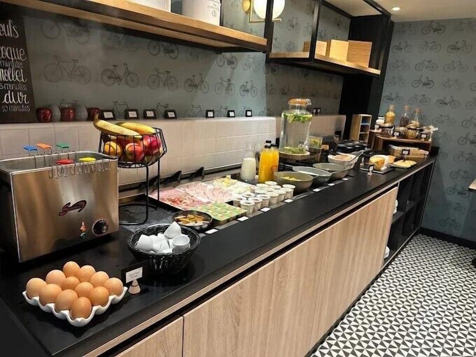Daily continental breakfast (EUR 15 per person)