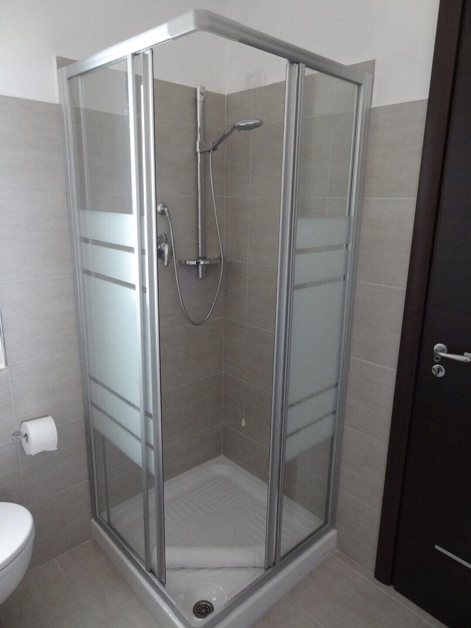 Shower, free toiletries, hair dryer, bathrobes