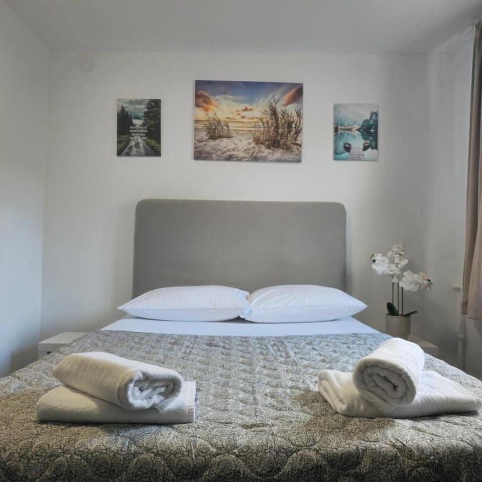 Double Room | Desk, laptop workspace, free WiFi, bed sheets