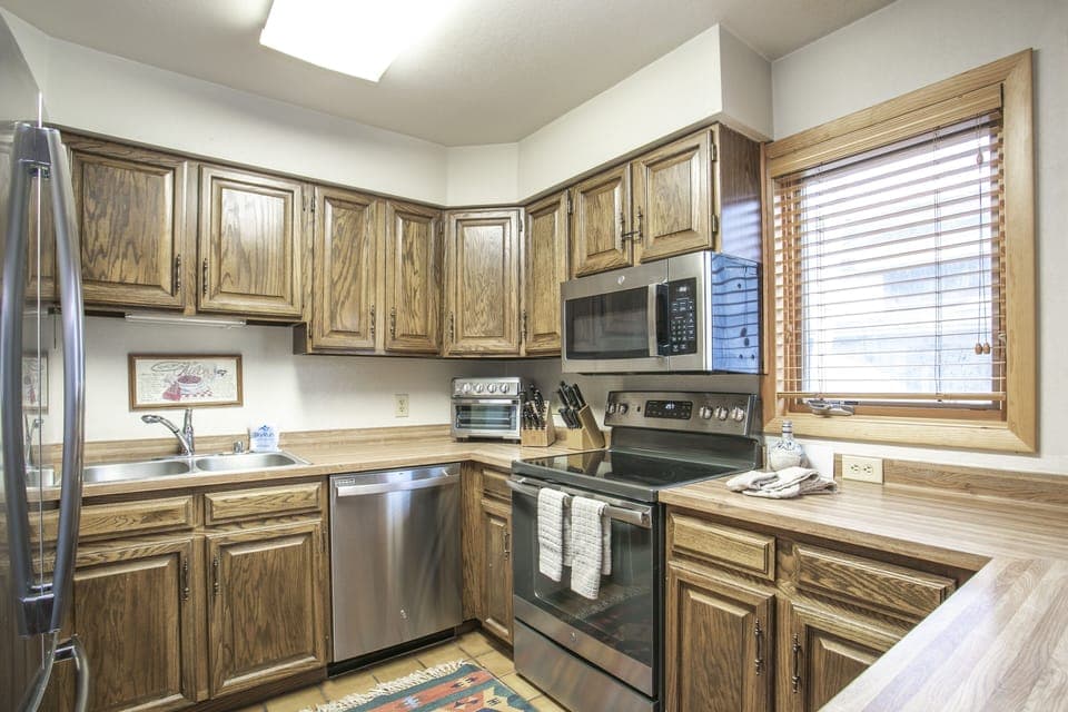 Townhome, 3 Bedrooms | Private kitchen | Fridge, oven, coffee/tea maker, toaster