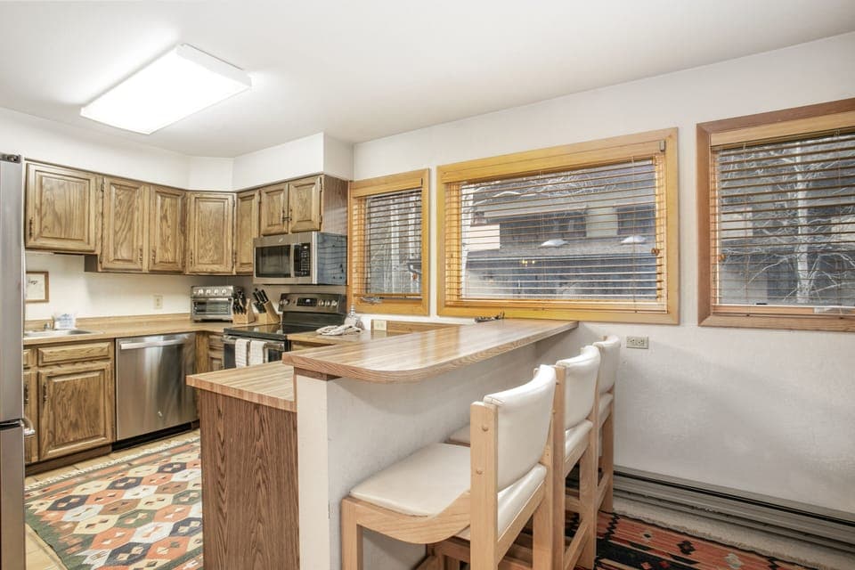Townhome, 3 Bedrooms | Private kitchen | Fridge, oven, coffee/tea maker, toaster