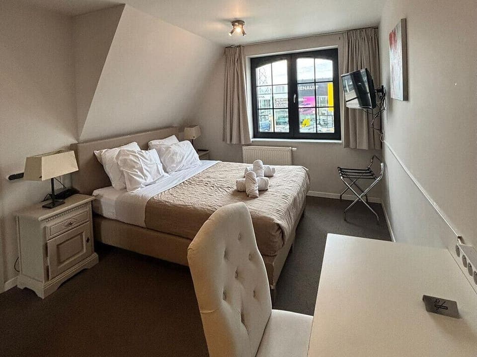 Deluxe Double Room | In-room safe, iron/ironing board, free WiFi