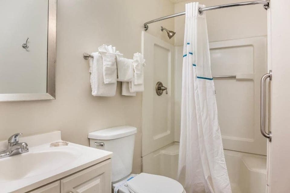 Standard Room, 1 Queen Bed | Bathroom