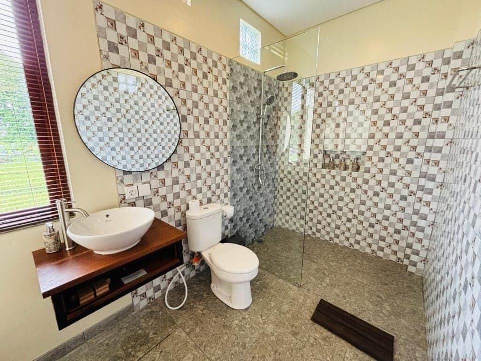 Superior Double Room, Balcony, Pool View | Bathroom