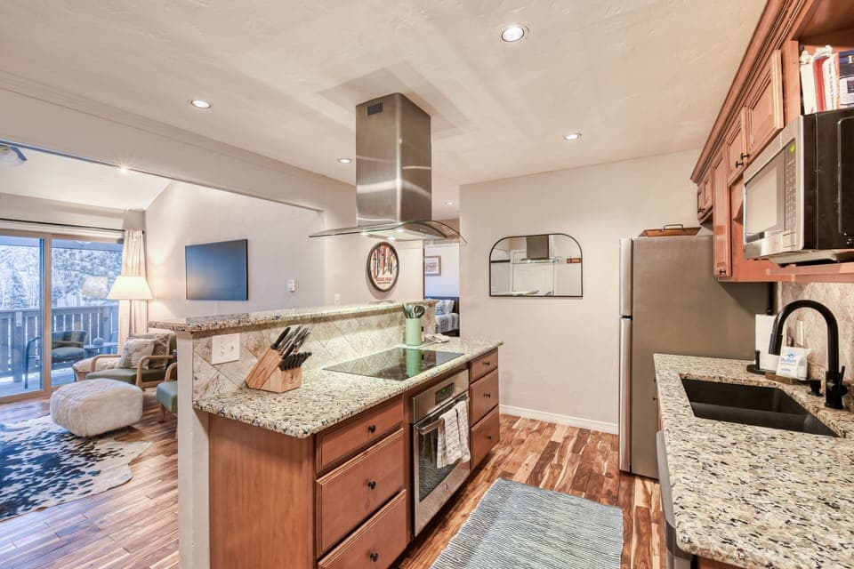 Condo, 2 Bedrooms | Private kitchen | Fridge, oven, coffee/tea maker, toaster
