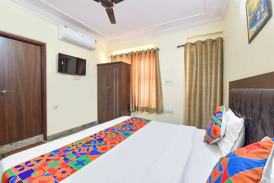 Egyptian cotton sheets, premium bedding, in-room safe, free WiFi