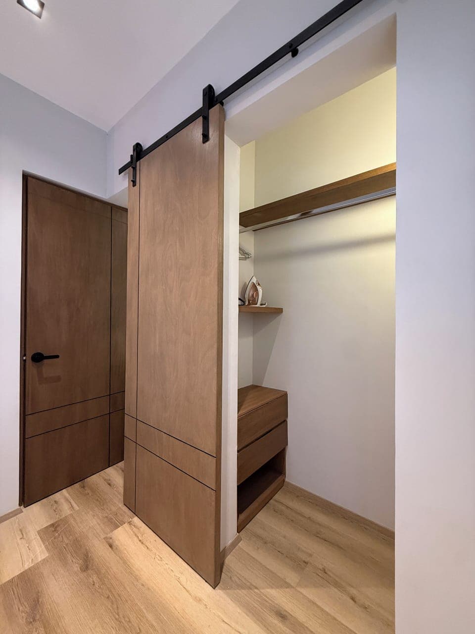 Individually decorated, individually furnished, laptop workspace