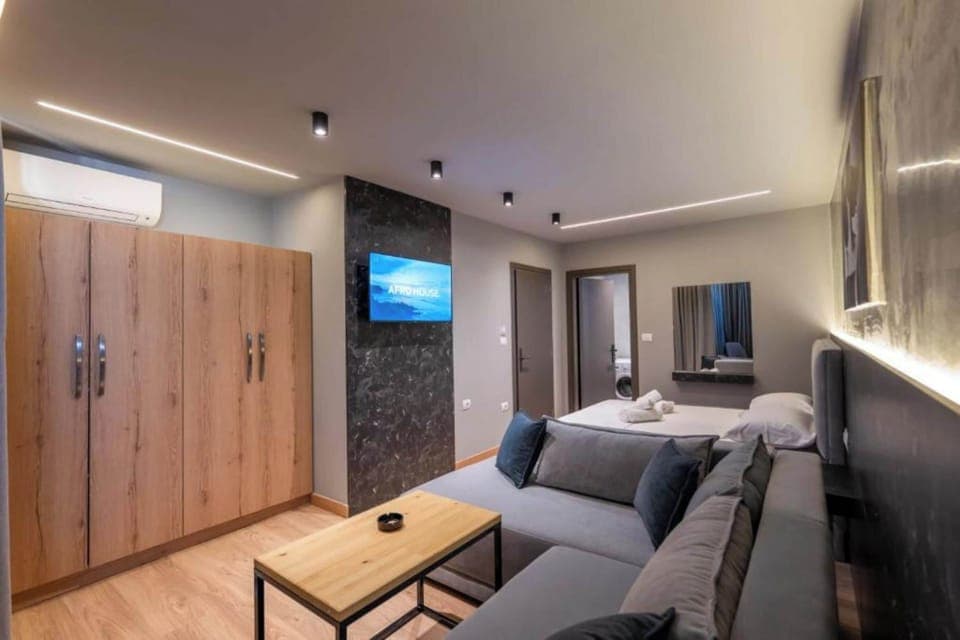 Deluxe Suite, Balcony | Minibar, bed sheets