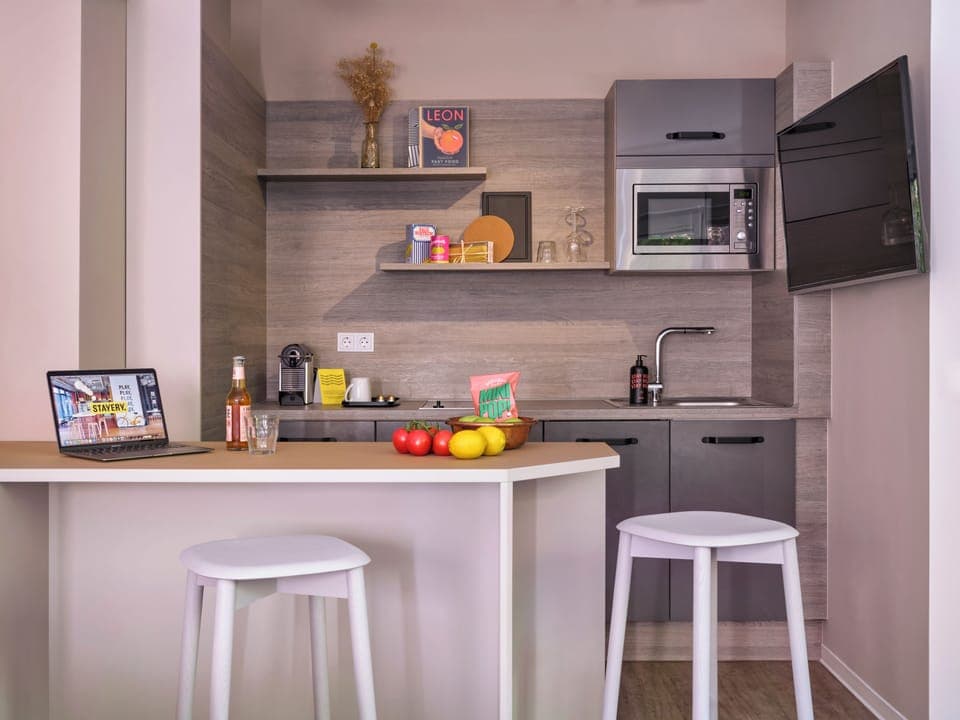 Design Apartment, 1 Queen Bed | Private kitchen | Fridge, microwave, stovetop, dishwasher