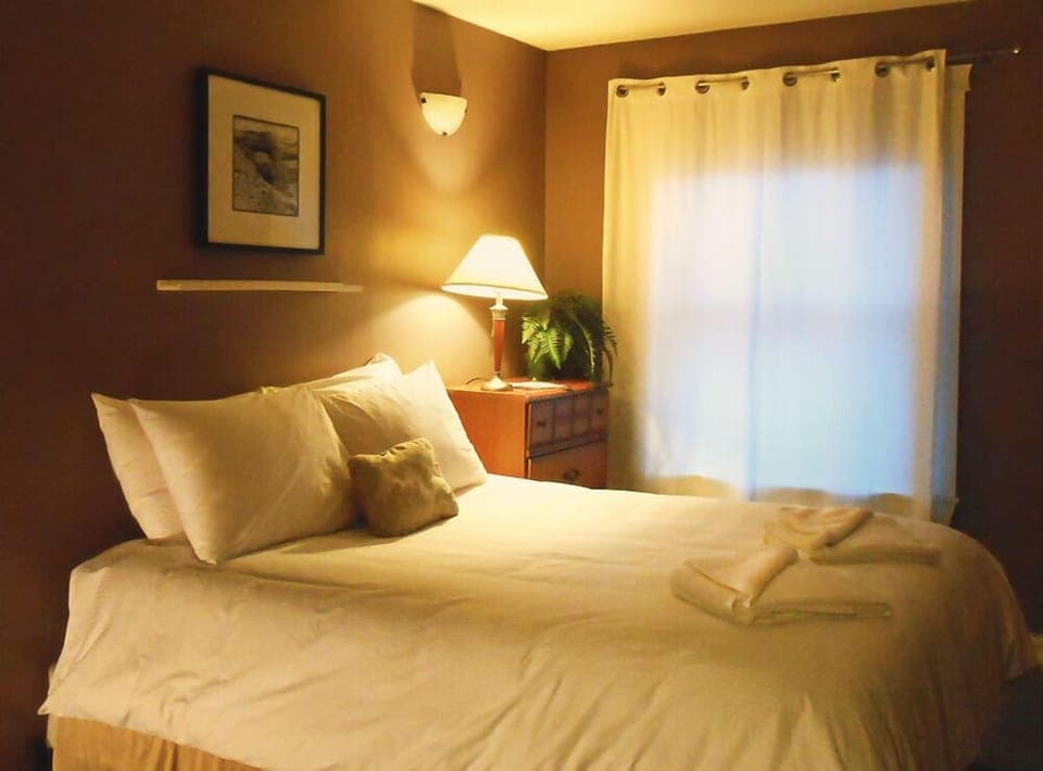 Family Room, Shared Bath, Shared Living Space | Premium bedding, free WiFi, bed sheets