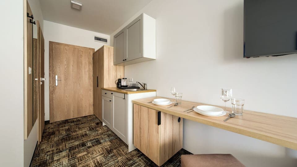Apartment (106) | Private kitchen | Fridge, stovetop, electric kettle, cookware/dishes/utensils