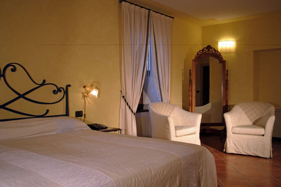 Superior Double Room, 1 Double Bed, Vineyard View | In-room safe, desk, soundproofing, cribs/infant beds