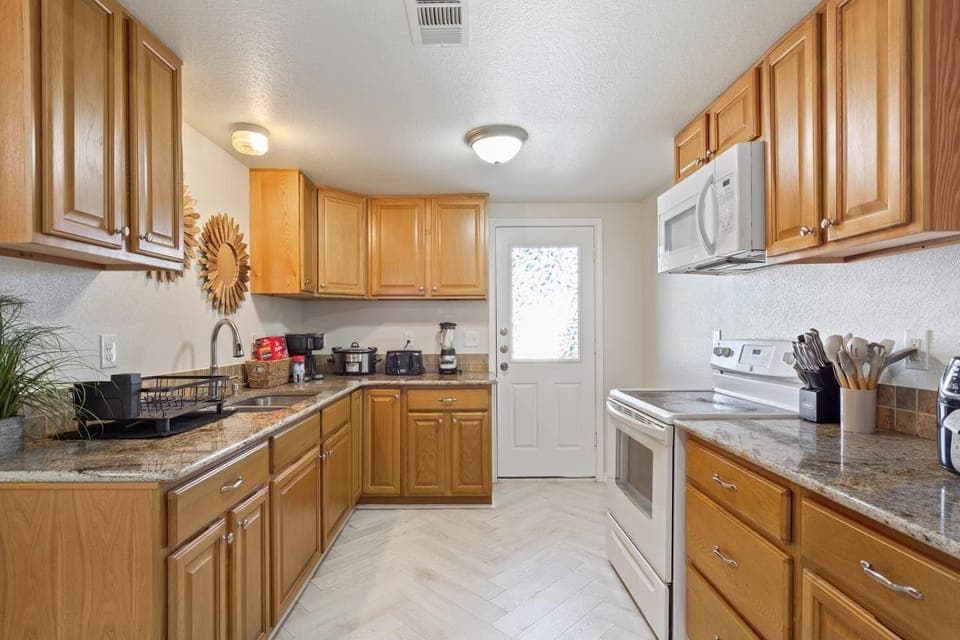 Premium Bungalow, Park View | Private kitchen | Microwave, oven, cookware/dishes/utensils