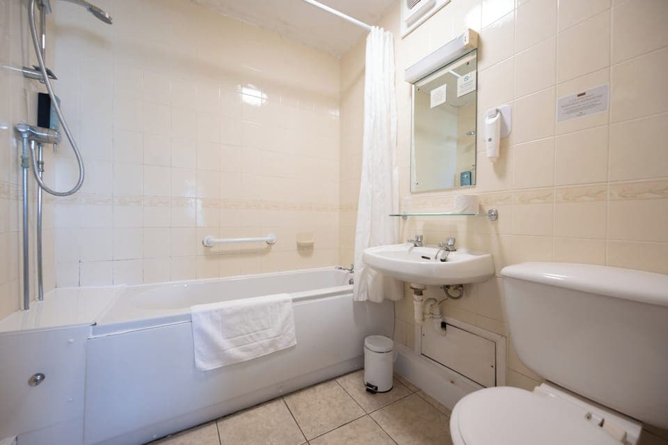 Single Room | Bathroom | Towels, soap, shampoo, toilet paper