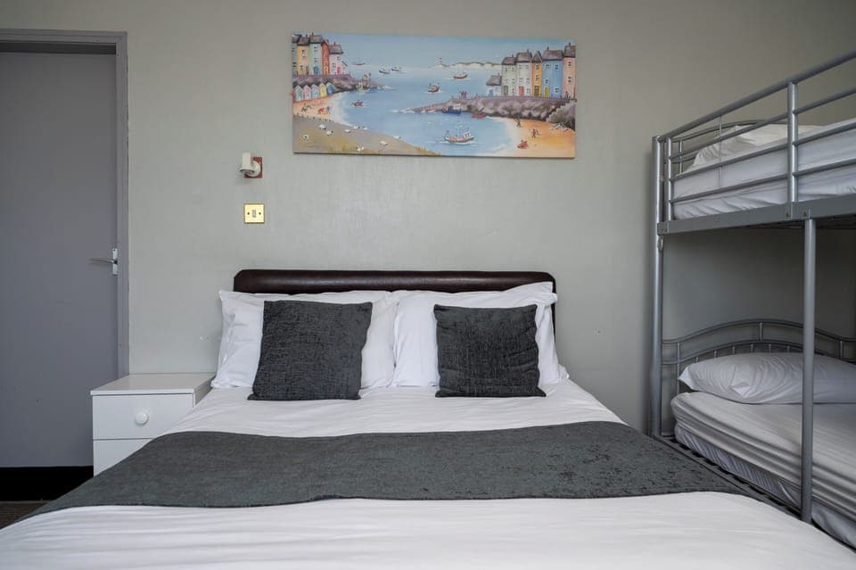 Family Room | Desk, free WiFi, bed sheets