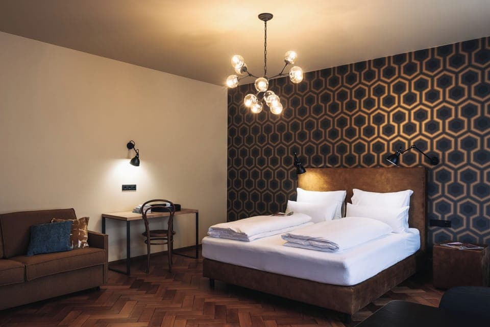 Deluxe Studio Suite | In-room safe, blackout drapes, soundproofing, iron/ironing board
