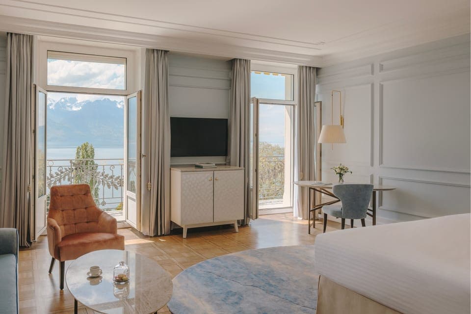 Signature Room, 1 King Bed, Lake View | Premium bedding, minibar, in-room safe, desk