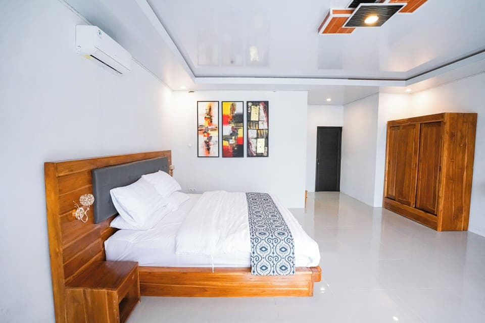 Superior Suite | Desk