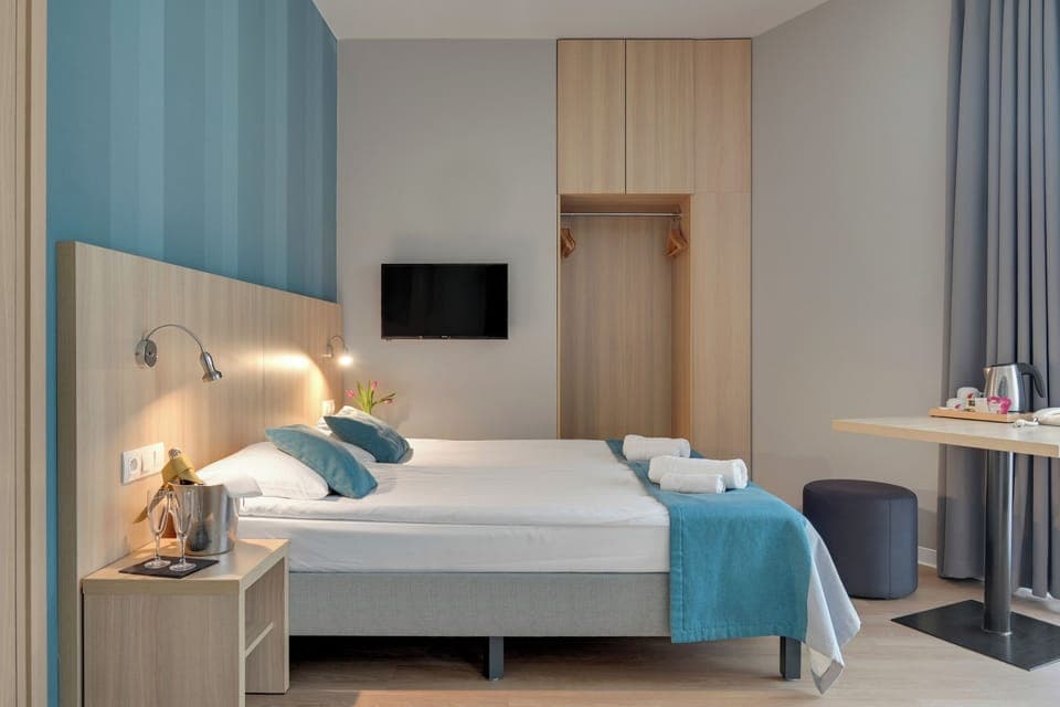 Deluxe Triple Room | Desk, blackout drapes, iron/ironing board, free cribs/infant beds