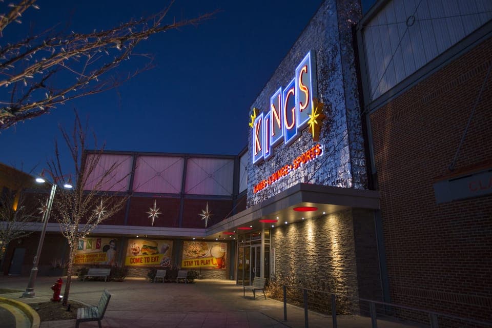 Lunch and dinner served, pizza