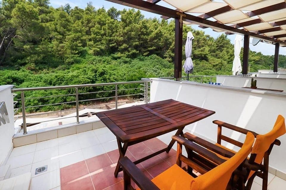 Family Room, Non Smoking, Mezzanine | Outdoor dining