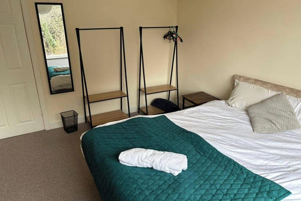 4 bedrooms, iron/ironing board, free WiFi, bed sheets