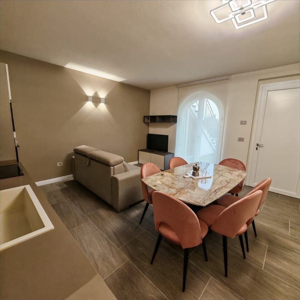 Deluxe Apartment, Hill View | Dining