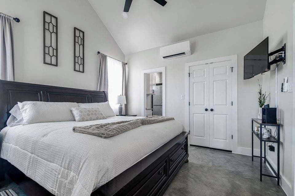 House, 1 King Bed, Hot Tub, Garden View (1472 W Live Oak #5) | 1 bedroom, individually decorated, individually furnished, bed sheets