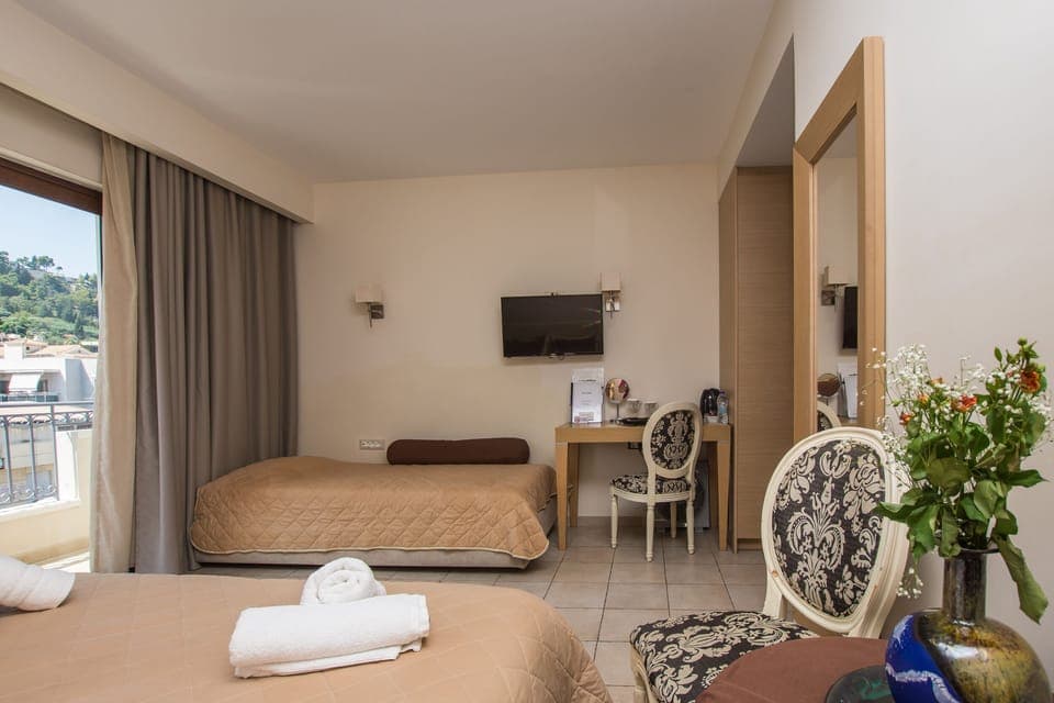 Triple Room, Mountain View | Living area | 32-inch LED TV with satellite channels, TV