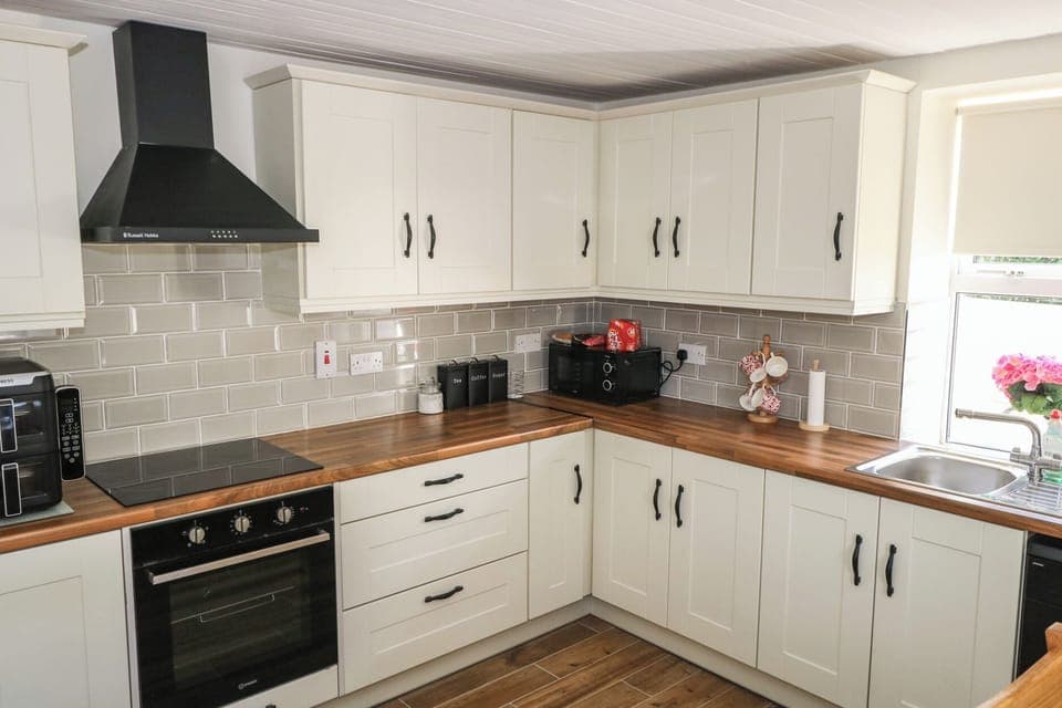 Dishwasher, cookware/dishes/utensils