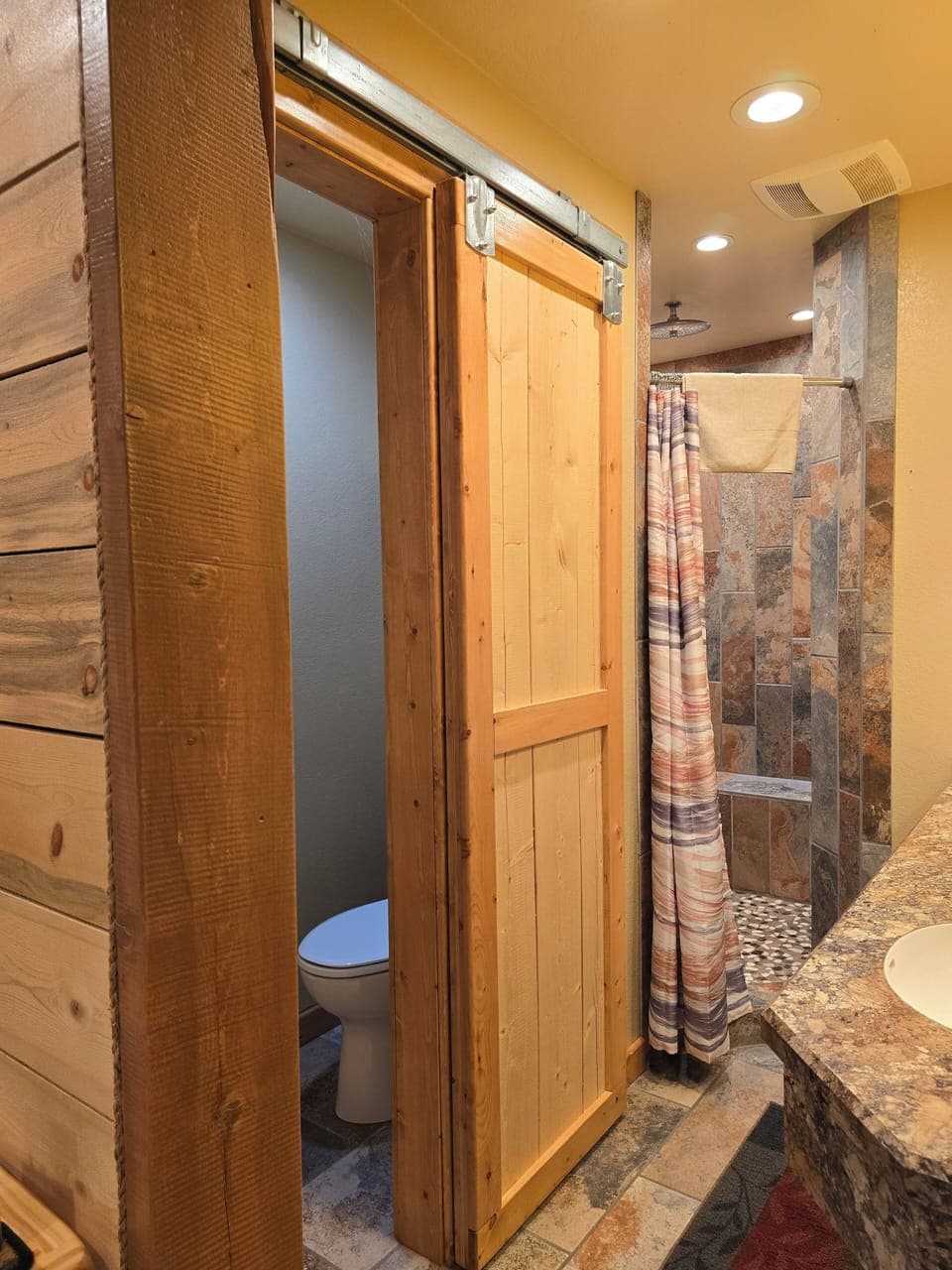 5. Mt. Oxford Room | Bathroom | Free toiletries, hair dryer, towels, soap